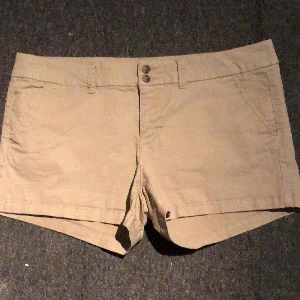 American Eagle 3.5” khaki shorts size 12
